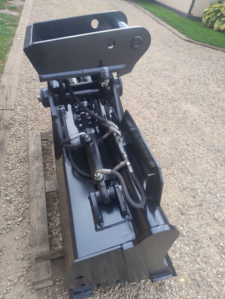 mechanizm i przewody hydraulicznej łyżki skarpowej