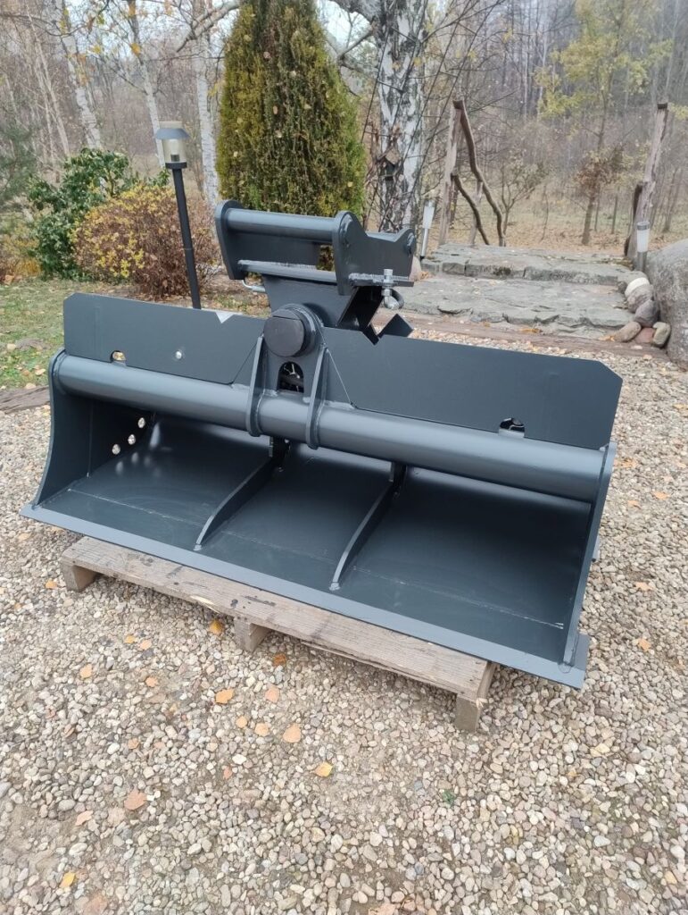 łyżka skarpowa hydrauliczna z widocznym mechanizmem wychyłu