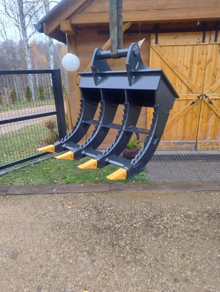 czterozębny zrywak do korzeni z końcówkami roboczymi